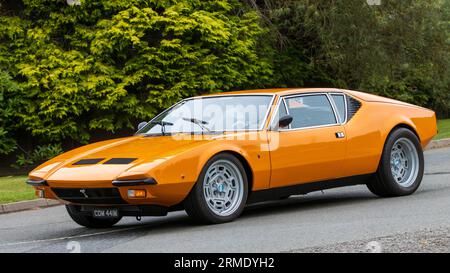 Whittlebury, Northants, UK - 26. August 2023: 1974 de Tomaso Pantera Auto, das auf einer englischen Landstraße fährt Stockfoto