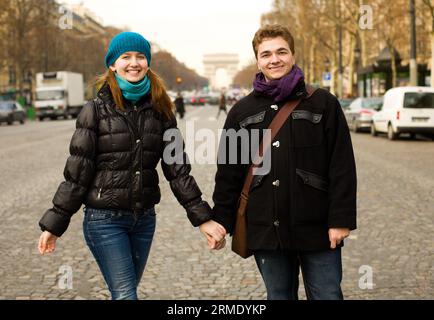 Glückliches Paar in Paris auf den Champs Elysees Stockfoto