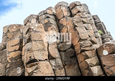 Eine Seite des Giant's Gate, Giant Causeway, Basaltsäulen, Causeway Coastal Path, County Antrim, Nordirland, Vereinigtes Königreich Stockfoto