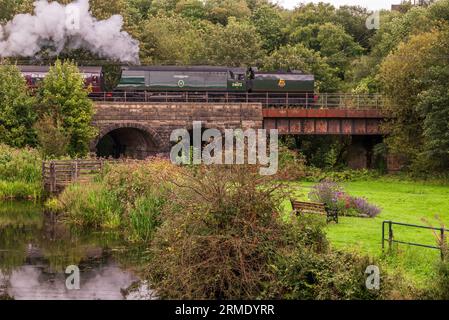 34072 ist ein Bulleid Pacific der Battle of Britain Class namens 257 Squadron. Sehen Sie gere im Burrs Park auf der East Lancashire Railway Stockfoto