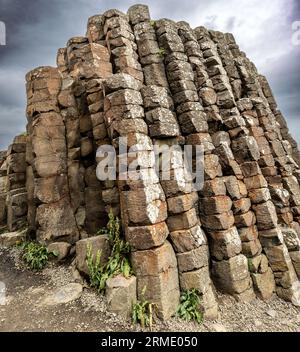 Eine Seite des Giant's Gate, Giant Causeway, Basaltsäulen, Causeway Coastal Path, County Antrim, Nordirland, Vereinigtes Königreich Stockfoto