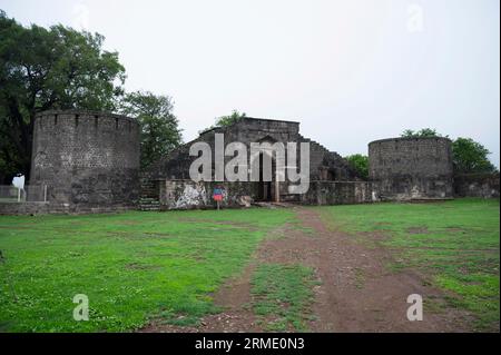 Haathi Darwaja bei Hindola Mahal, in der Festung gelegen, von Sultan Ghiyasuddin Khilji als Harem gebaut und erstreckt sich über eine Länge von 110 m und eine Breite Stockfoto