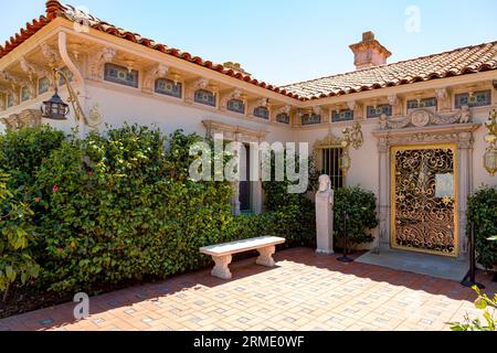 Hearst Castle, San Simeon, Kalifornien, USA - 27. April 2017 - San Simeon, 16. August 2009 - sonniger Blick auf den Garten von Hearst Castle. Außenansicht von Hearst Castle. Stockfoto