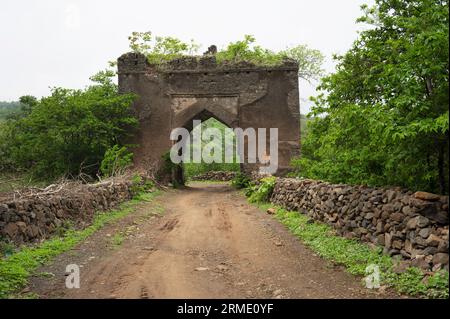 Ruinen einer alten Darwaja, in der Nähe von Bhangi Darwaja, in Mandu, Madhya Pradesh, Indien Stockfoto