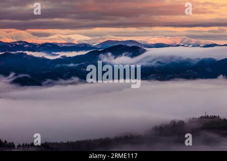 Winterwolken im Berg Stockfoto