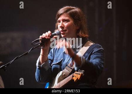 Poppy Hankin von der Indie-Pop-Band GIRL RAY spielt beim Green man Festival in Wales, Großbritannien, August 2023. Foto: Rob Watkins Stockfoto