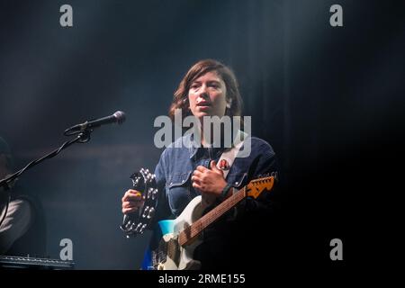 Poppy Hankin von der Indie-Pop-Band GIRL RAY spielt beim Green man Festival in Wales, Großbritannien, August 2023. Foto: Rob Watkins Stockfoto