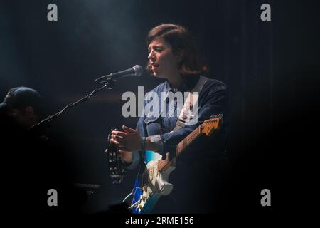 Poppy Hankin von der Indie-Pop-Band GIRL RAY spielt beim Green man Festival in Wales, Großbritannien, August 2023. Foto: Rob Watkins Stockfoto