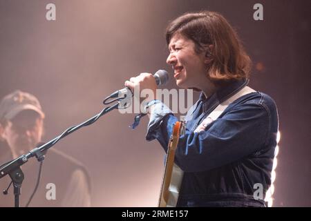 Poppy Hankin von der Indie-Pop-Band GIRL RAY spielt beim Green man Festival in Wales, Großbritannien, August 2023. Foto: Rob Watkins Stockfoto