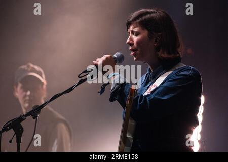 Poppy Hankin von der Indie-Pop-Band GIRL RAY spielt beim Green man Festival in Wales, Großbritannien, August 2023. Foto: Rob Watkins Stockfoto