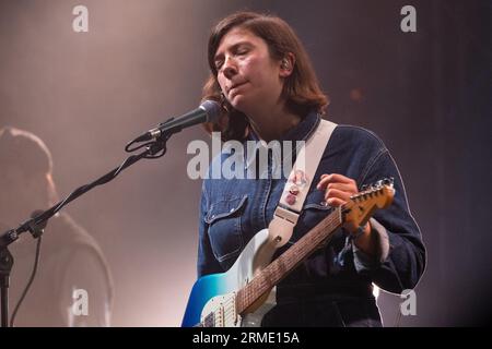 Poppy Hankin von der Indie-Pop-Band GIRL RAY spielt beim Green man Festival in Wales, Großbritannien, August 2023. Foto: Rob Watkins Stockfoto