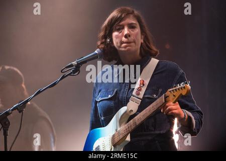 Poppy Hankin von der Indie-Pop-Band GIRL RAY spielt beim Green man Festival in Wales, Großbritannien, August 2023. Foto: Rob Watkins Stockfoto