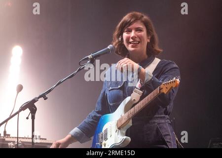 Poppy Hankin von der Indie-Pop-Band GIRL RAY spielt beim Green man Festival in Wales, Großbritannien, August 2023. Foto: Rob Watkins Stockfoto