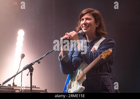 Poppy Hankin von der Indie-Pop-Band GIRL RAY spielt beim Green man Festival in Wales, Großbritannien, August 2023. Foto: Rob Watkins Stockfoto