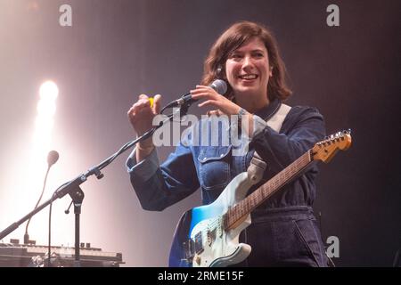 Poppy Hankin von der Indie-Pop-Band GIRL RAY spielt beim Green man Festival in Wales, Großbritannien, August 2023. Foto: Rob Watkins Stockfoto