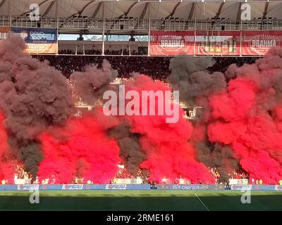 Roter und schwarzer Rauch im abschließenden Fußballspiel des Maracana Stadions Stockfoto