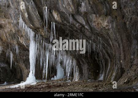 Eisformationen in der Mazarna-Höhle im Nationalpark Velka Fatra in der Slowakei. Stockfoto