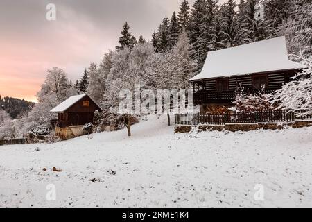 Traditionelle Hütten im Dorf Cremosne anmelden, Turiec region, Slowakei. Stockfoto