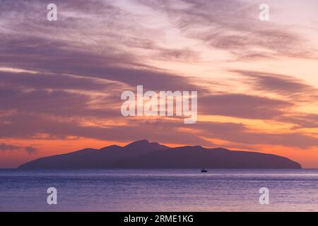 Blick auf Hydra Island vor dem bunten Morgenhimmel von Spetses. Stockfoto