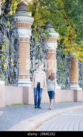 Ein Paar spaziert in St. Petersburg, Russland Stockfoto