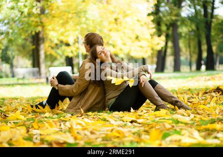 Dating-Paar in gelben Blättern an einem Herbsttag Stockfoto