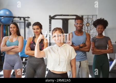 Multiethnische Fitnessgruppe, die Spaß vor der Kamera im Fitnessstudio hat Stockfoto