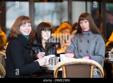 Freunde in einem Pariser Straßencafé Stockfoto