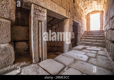 Nördlicher Eingang der arabischen Wasserzisterne in Merida Alcazaba, Spanien Stockfoto