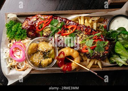 Ein Set Bier aus Fleischsnacks. Bierkneipe. Menü Stockfoto