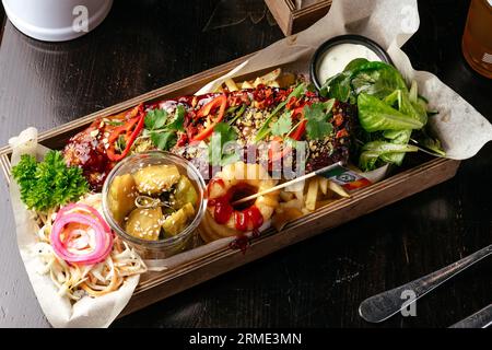 Ein Set Bier aus Fleischsnacks. Bierkneipe. Menü Stockfoto