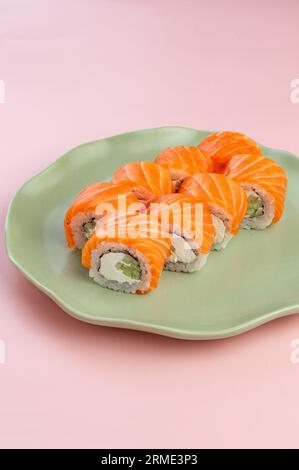 japanisches Sushi-Brötchen aus philadelphia mit Lachs, Gurke und Chee Stockfoto