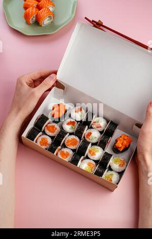 Klassische japanische Sushi-Brötchen in einer Schachtel zum Mitnehmen Stockfoto