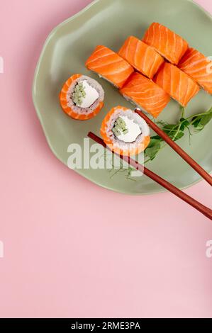 japanisches Sushi-Brötchen aus philadelphia mit Lachs, Gurke und Chee Stockfoto