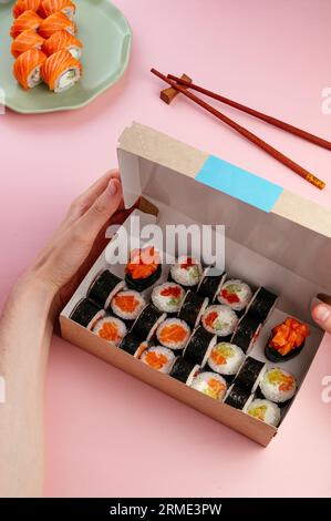 Klassische japanische Sushi-Brötchen in einer Schachtel zum Mitnehmen Stockfoto