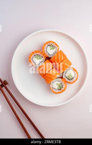 japanisches Sushi-Brötchen aus philadelphia mit Lachs, Gurke und Chee Stockfoto