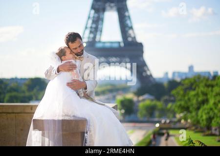 Wunderschöne Braut und Bräutigam in Paris, in der Nähe des Eiffelturms Stockfoto