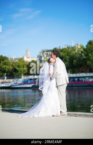 Wunderschönes, frisch verheiratetes Paar am seine-Ufer in Paris Stockfoto