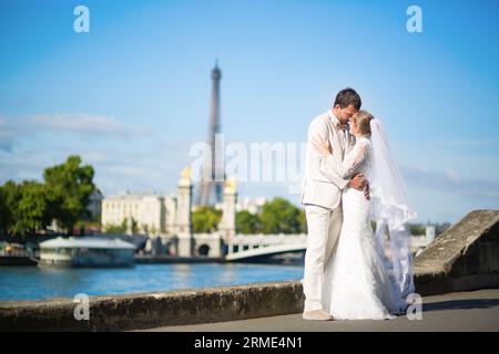 Wunderschöne Braut und Bräutigam am Ufer der seine in Paris Stockfoto