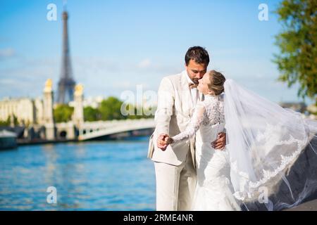 Wunderschöne Braut und Bräutigam am Ufer der seine in Paris Stockfoto