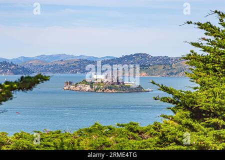 Alcatraz Island Segelboote San Francisco Kalifornien. Alcatraz Prison Island in San Francisco Bay, vor der Küste von San Francisco, Kalifornien, Insel mit militärischer Befestigung, Bundesgefängnis, Wahrzeichen Stockfoto