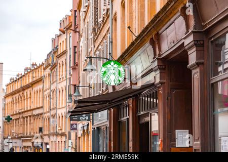 Metz, Frankreich - 23. Januar 2022: Blick auf die Straße und typische französische Gebäude in der Stadt Metz, Frankreich. Stockfoto