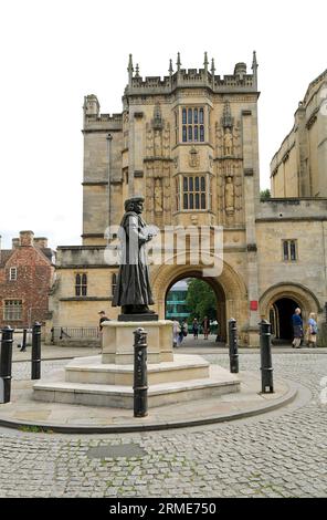 Das große Torhaus und die Statue von Raja Rammohun Roy 1, 1774 in Bengall geboren, ein Sozialreformer, der 1833 in Bristol starb. Stockfoto