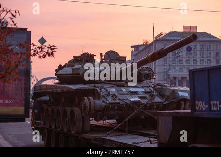 Tanks werden auf LKWs geladen Stockfoto