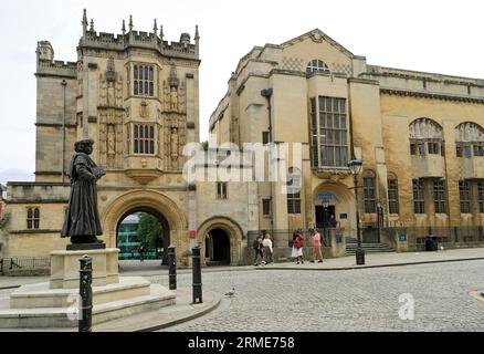 Das große Torhaus und die Statue von Raja Rammohun Roy 1, 1774 in Bengall geboren, ein Sozialreformer, der 1833 in Bristol starb. Stockfoto