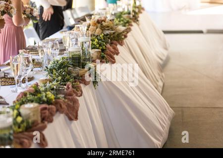 Elegante Sommerhochzeit am oberen Tisch in rustikalem Ambiente Stockfoto