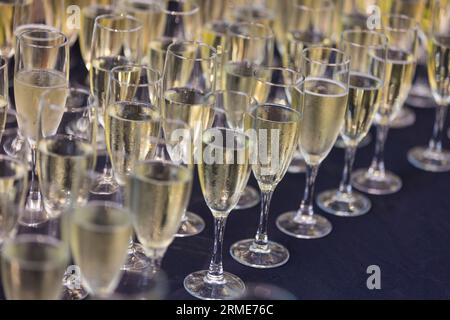 Eleganter Hochzeitstisch mit Sektflöten Stockfoto