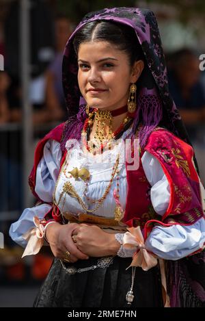 Nuoro, Sardinien, Italien - 27. August 2023: Parade der traditionellen Trachten Sardiniens anlässlich des Festes des Erlösers vom 27. August 20 Stockfoto