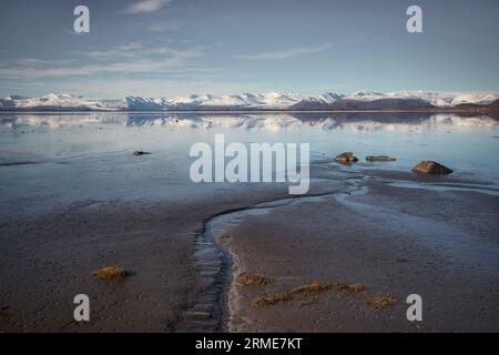 Sand und Reflexionen über den berühmten Stokksnes Bergen Stockfoto