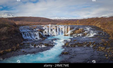 Ein einzigartiger Wasserfall, der als Bruarfoss in Island bekannt ist. Stockfoto