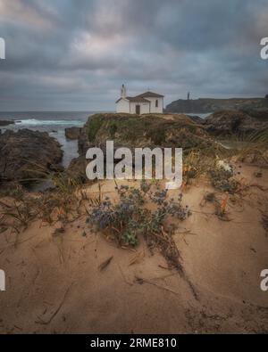 Hermitage auf einer Insel an der galizischen Küste bei Sonnenuntergang Stockfoto